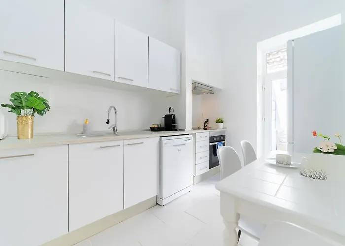Peaceful 2-bedroom House With Garden At The Heart Of Benfica Lisboa