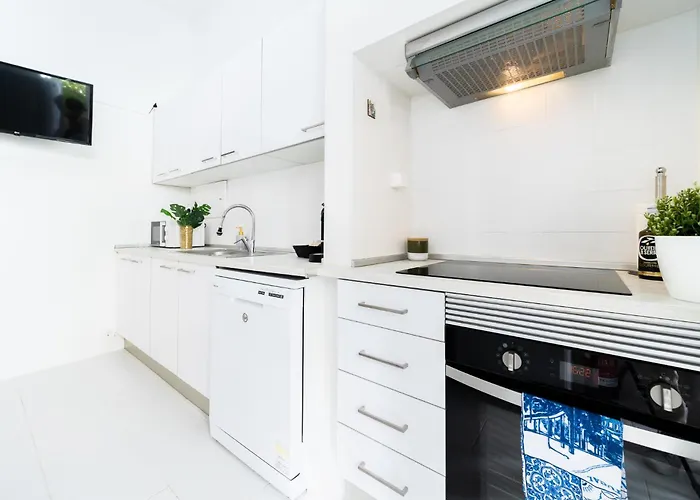 Peaceful 2-bedroom House With Garden At The Heart Of Benfica 度假居 *