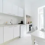 Family House In Lisbon With Pool, Garden & Bbq Лиссабон