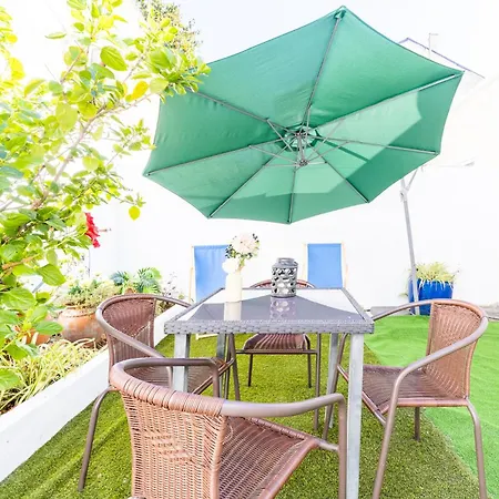 Vakantiehuis Family House In With Pool, Garden & Bbq Lissabon